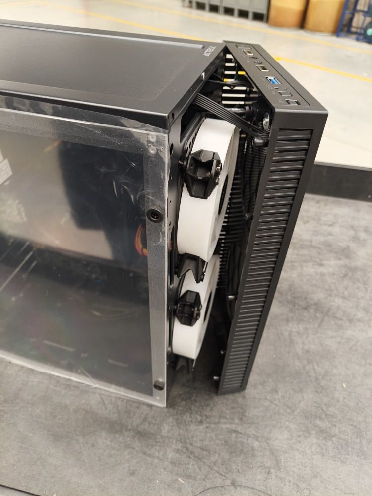 Computadora Xtreme PC Gaming XTPCR516GBVEGA11FB, AMD Ryzen 5 3400G, 16GB, 1TB SSD, Wi-Fi, Windows 10 Prueba ― Abolladuras en carcasa del gabinete por golpe.