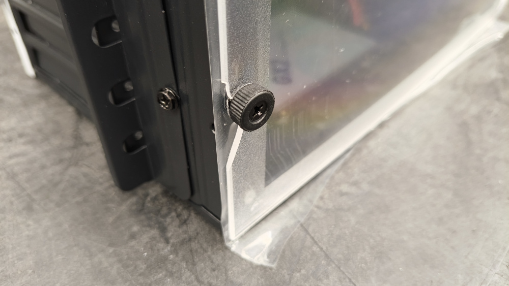 Computadora Xtreme PC Gaming XTPCR516GBVEGA11FW, AMD Ryzen 5 3400G, 16GB, 1TB SSD, Wi-Fi, Windows 10 Prueba ― Ambos orificios de tornillería trasera en la tapa de acrílico están quebrados.