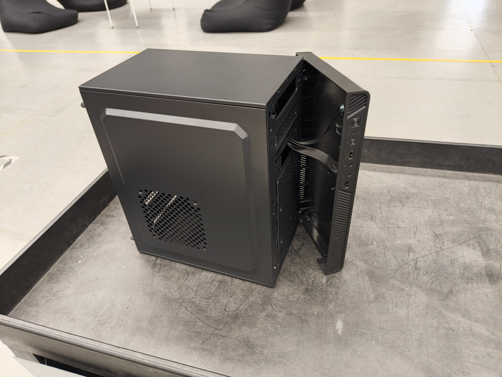 Computadora Xtreme PC Gaming CM-05139, AMD Ryzen 5 3400G, 16GB, 500GB SSD, Wi-Fi, Windows 10 Prueba ― tiene los postes de la tapa frontal quebrados