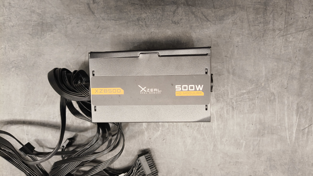 Fuente de Poder Xzeal XZPS500B 80 PLUS Bronze ATX, 24-pin ATX, 120mm, 500W ― Tiene un golpe en una esquina, pero es completamente funcional.