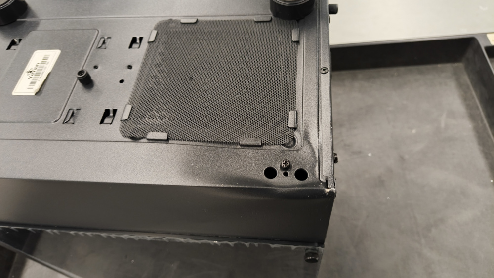 Computadora Gamer Yeyian Ventle, AMD Ryzen 5 5600X, NVIDIA GeForce RTX 5050, 32GB, 1TB SSD, Windows 10 Prueba ― El equipo funciona bien, pero un golpe quebró una pata inferior, dejando el gabinete inclinado.