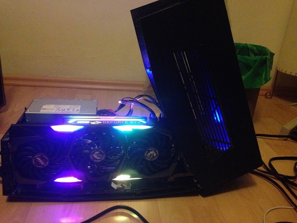 Imágenes 1: Bueno en realidad si se puede utilizar latarjeta sin ningun problema sin embargo es muy grande por lo que aunque logre conectarla sin problemas al adaptador alienware  no puede cerrar la caja por lo que hay que ver como protegerla del polvo, ya la probe y todo funciona bastante bien. Por cierto ojo cuando soliciten sus tarjetas ya que cuando la solicité no me habia percatado del tamaño de esta y el mismo día que quise hacer el cambio por una más pequeña (aún no la habian enviado pero ya la habia pagado) en servicio al clientes de Cyber Puerta te dicen que no existen cambios ni devoluciónes y aunque insisti no salen de esto,lo que me parece bastante inflexible, afortunadamente no tiré mi dienro a la basura.