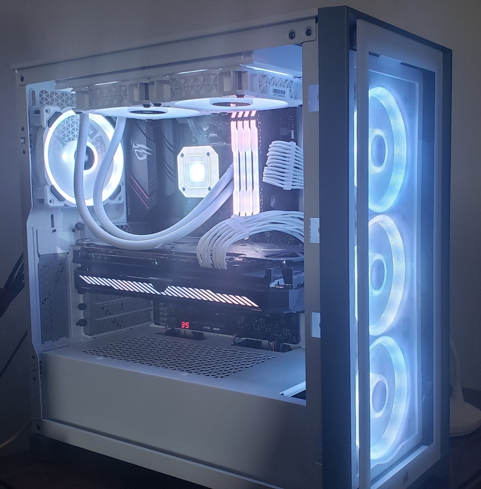 Imágenes 1: Hola Israel yo tengo una Asus Strix B550-E Gaming, es muy parecida a tu motherboard, no creo que tengas ningun problema para que quepa en este gabinete, aunque yo cambie los ventiladores rgb por otros de corsair que  tienen mas leds y el ICUE de Corsair se controla con mi enfriador, en tu caso como te respondieron en una de las preguntas el rgb se controla con el hub integrado al gabinete por medio de usb. 