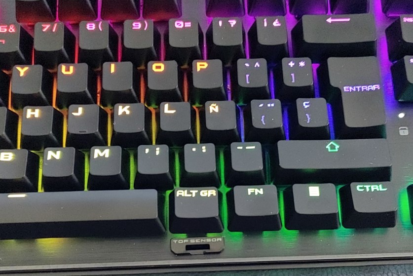 Imágenes 1: Me lo compré y pongo la respuesta con fotografía, los modelos SP vienen con el ENTER en doble fila, lo que da lugar a que probablemente venga con la Ñ, si no está la Ñ tendrá otro símbolo.