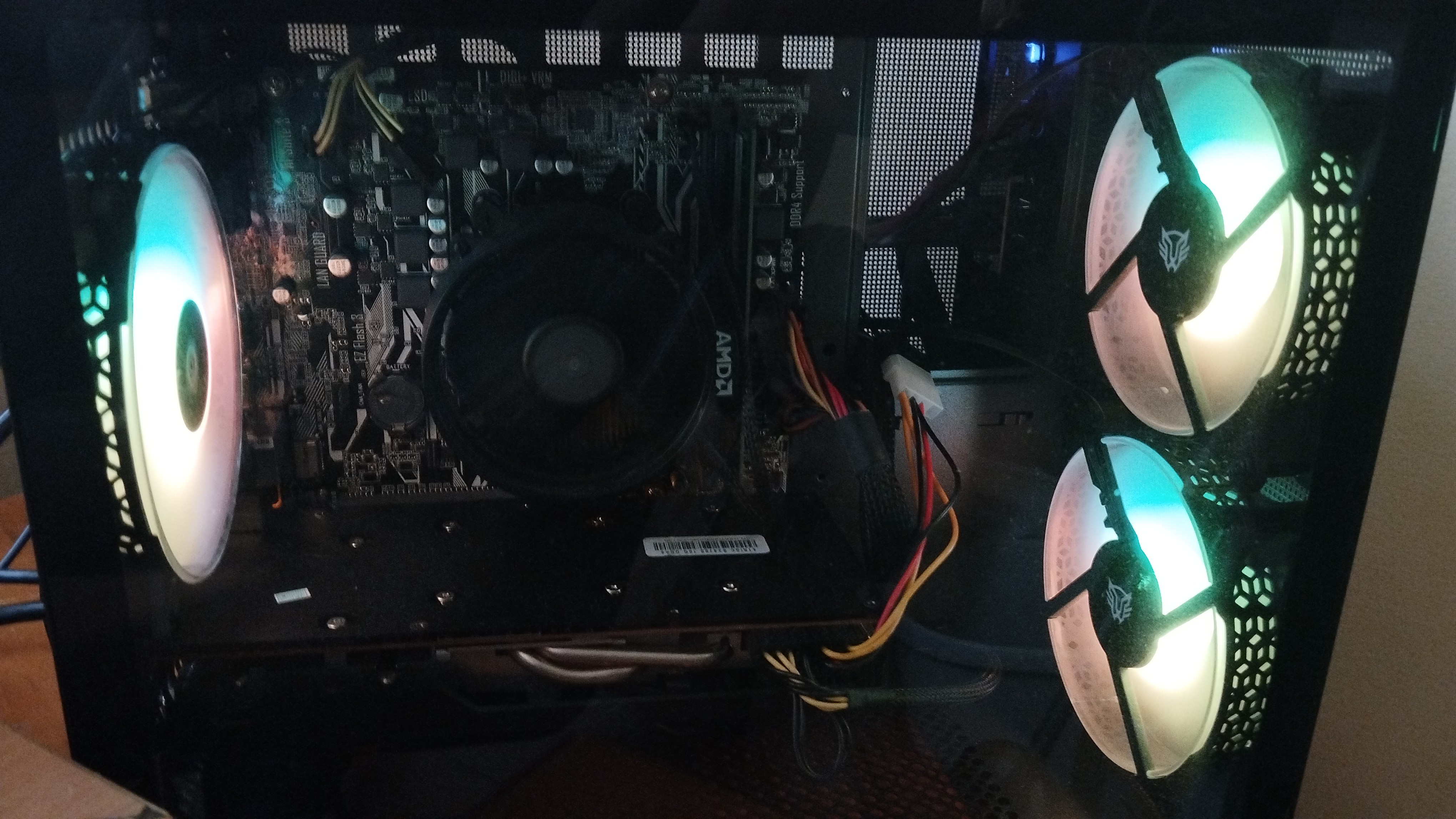 Imágenes 1: Hola, yo la compré y tiene puesta una micro ATX sin problemas, le cabe muy bien una gpu y una tarjeta de red pcie.