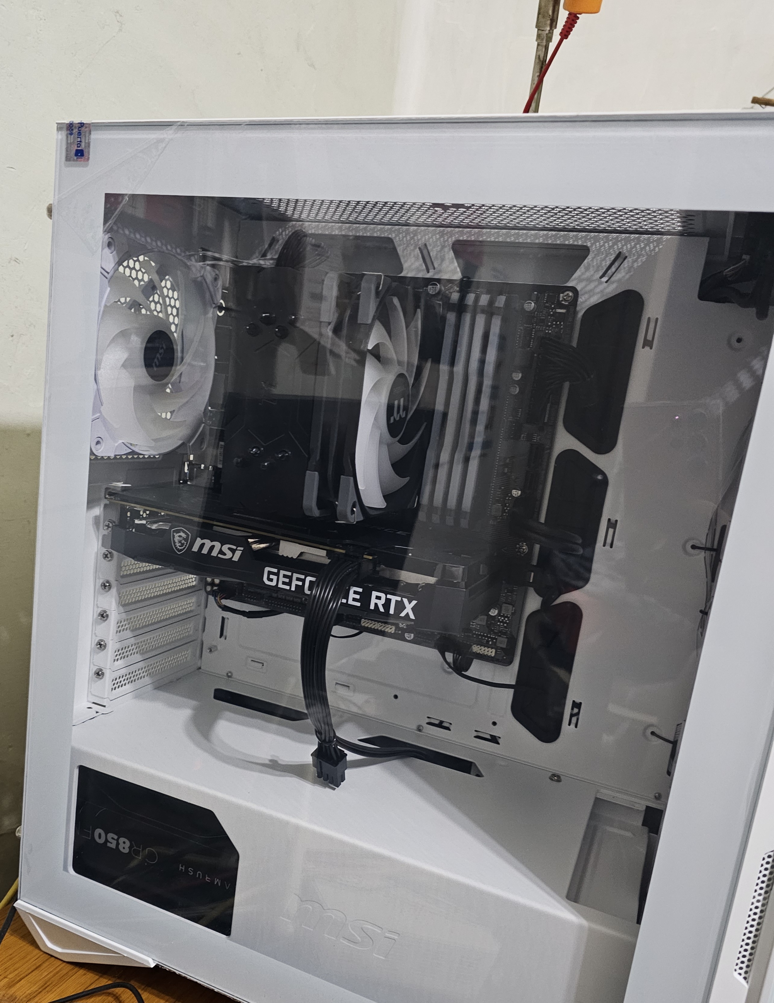 Imágenes 1: Si, yo le metí una 3600 de 3 ventiladores y ademas un soporte para que no se inclinara, todavía tiene espacio, y la refrigeración yo metí un disipador gigante y sin problemas me quedó muy limpio y minimalista