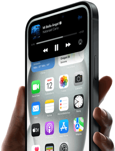 Una mano sostiene un iPhone 15. La Dynamic Island muestra el seguimiento de un auto que está en camino.