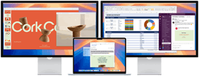 MacBook Air abierta con dos monitores externos con varias apps en pantalla