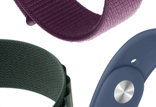 Un Apple Watch Series 10 con una correa deportiva azul denim junto a una correa loop deportiva color ciruela, correa deportiva blanco estelar y correa Alpine verde oscuro