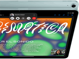 Vista de un iPad Air que muestra a una persona en FaceTime usando la cámara 12MP Center Stage, frente a otro modelo de iPad Air que muestra la parte posterior y la cámara