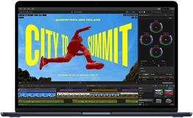 Pantalla de una MacBook Air, vista parcial, que muestra una edición de video para demostrar las capacidades del chip M5