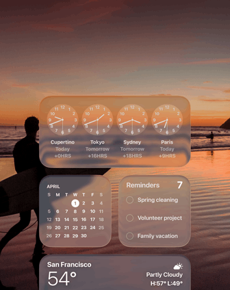 Los widgets Reloj, Calendario, Recordatorios y Clima con diseño Liquid Glass en la pantalla de macOS Tahoe sobre la imagen de un surfista en la playa al atardecer