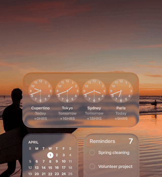 Los widgets Reloj, Calendario, Recordatorios y Clima con diseño Liquid Glass en la pantalla de macOS Tahoe sobre la imagen de un surfista en la playa al atardecer