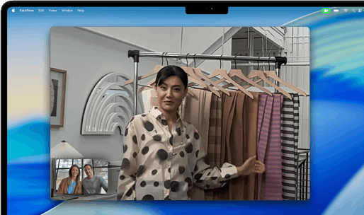Una videollamada en una MacBook Pro en la que una mujer muestra retazos de tela a dos personas en la llamada, Encuadre Centrado la mantiene centrada en el encuadre mientras se mueve