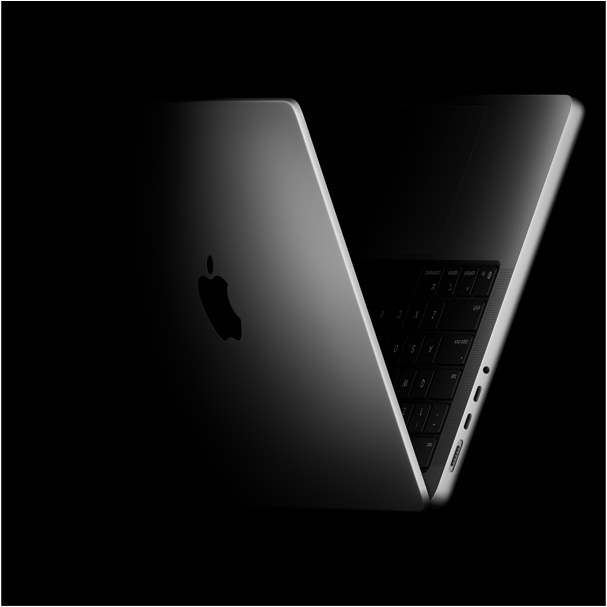 MacBook Pro posicionada en forma de V, en alusión a la serie de chips M5