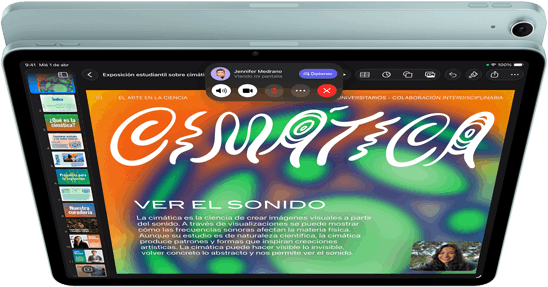 iPad Air, color azul, parte superior, la pantalla muestra la app Keynote en la funcionalidad Compartir Pantalla durante una videollamada de FaceTime, parte posterior, cámara trasera gran angular de 12 MP, botones de volumen