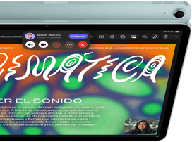iPad Air, color Azul, parte superior, la pantalla muestra la app Keynote en la funcionalidad Compartir Pantalla durante una videollamada de FaceTime, parte posterior, cámara trasera gran angular de 12 MP, botones de volumen