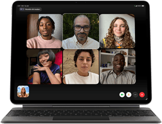 iPad Air conectado a un Magic Keyboard, color negro, con una llamada de FaceTime en Grupo en la pantalla