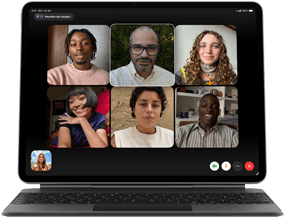 iPad Air conectado a un Magic Keyboard, color negro, con una llamada de FaceTime en Grupo en la pantalla