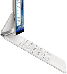 iPad Air, blanco estelar, conectado a un Magic Keyboard, color blanco, parte lateral