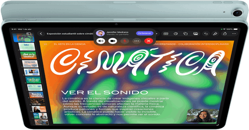 iPad Air, color azul, parte superior, la pantalla muestra la app Keynote en la funcionalidad Compartir Pantalla durante una videollamada de FaceTime, parte posterior, cámara trasera gran angular de 12 MP, botones de volumen