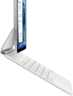 iPad Air, blanco estelar, conectado a un Magic Keyboard, color blanco, parte lateral