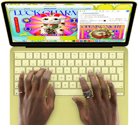 MacBook Neo, color amarillo cítrico, manos en el teclado, alguien está redactando un email con una invitación a una exposición de arte, el sitio web del evento está abierto al lado