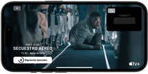 Un iPhone 15 muestra la serie Secuestro aéreo en Apple TV+