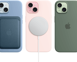 Un iPhone&nbsp;15 con funda de silicón con MagSafe para el iPhone&nbsp;15, cartera de FineWoven con MagSafe, cargador MagSafe, batería externa MagSafe.