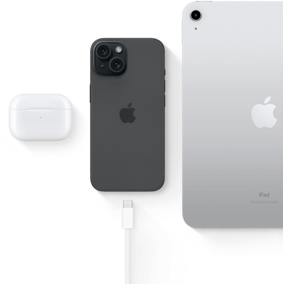 Un iPhone 15 con conector USB-C, que muestra que el mismo conector puede usarse con los AirPods Pro y el iPad