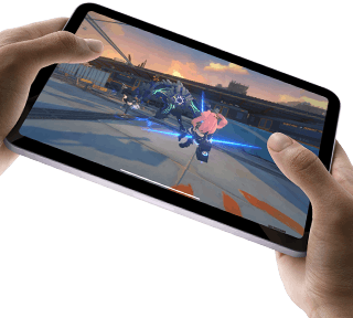 Las manos de un usuario sostienen un iPad mini en posición horizontal, mostrando un juego de gráficos avanzados