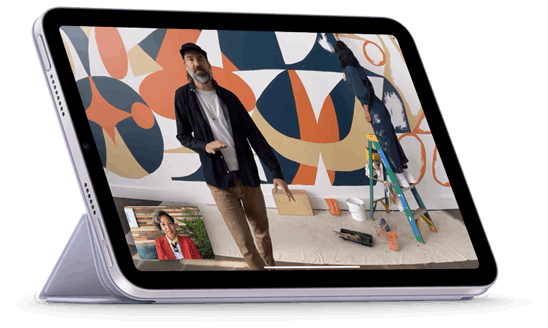 Un iPad mini en posición horizontal adherido a un Smart Folio en un ángulo que permite ver el contenido. La pantalla muestra una llamada de FaceTime con Encuadre Centrado