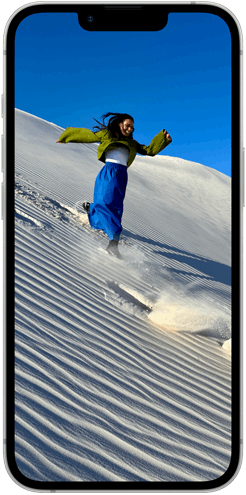 Pantalla Super Retina XDR de un iPhone 16e que muestra a varias personas caminando por una duna
