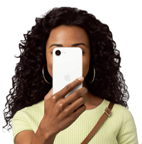 Una persona sostiene un iPhone 16e frente a su cara
