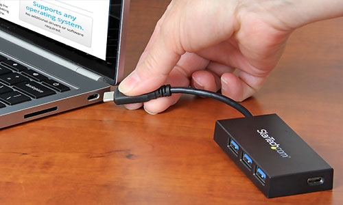 Concentrador del tamaño de la palma de la mano que permite la conexión con un Chromebook mediante un conector USB Type-C