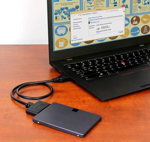 Este adaptador estilo cable (USB312SAT3CB) conecta su ordenador port&aacute;til o de sobremesa directamente con una unidad DD o SSD de 2,5" para un r&aacute;pido acceso a trav&eacute;s de USB 3.1 Gen 2