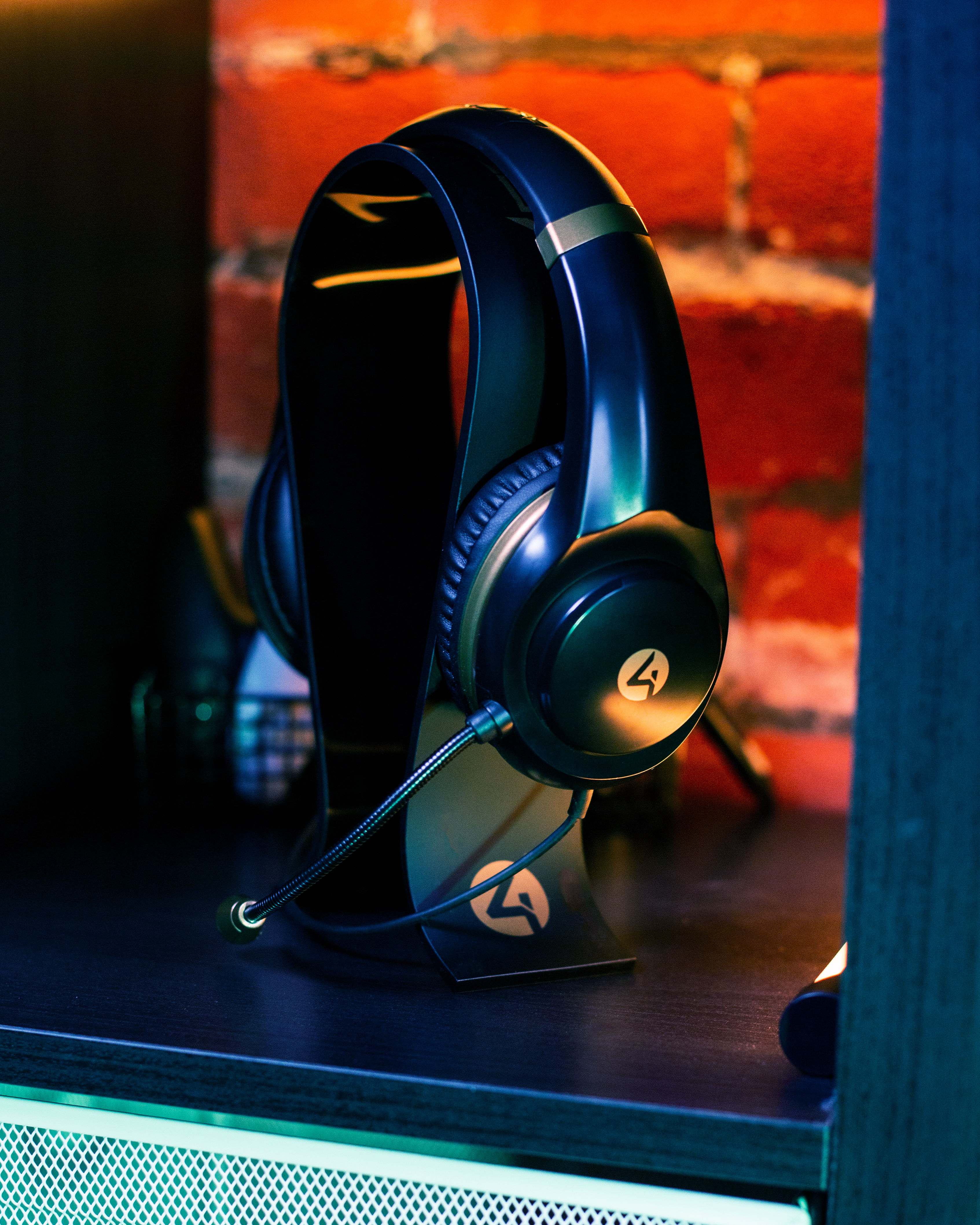 XPGOLDRBLK4G002.jpg